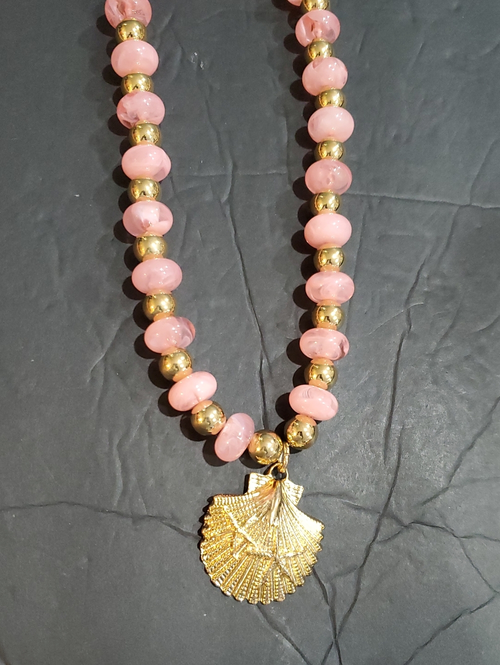 Pink and gold beaded gold textured shell pendant necklace brand new